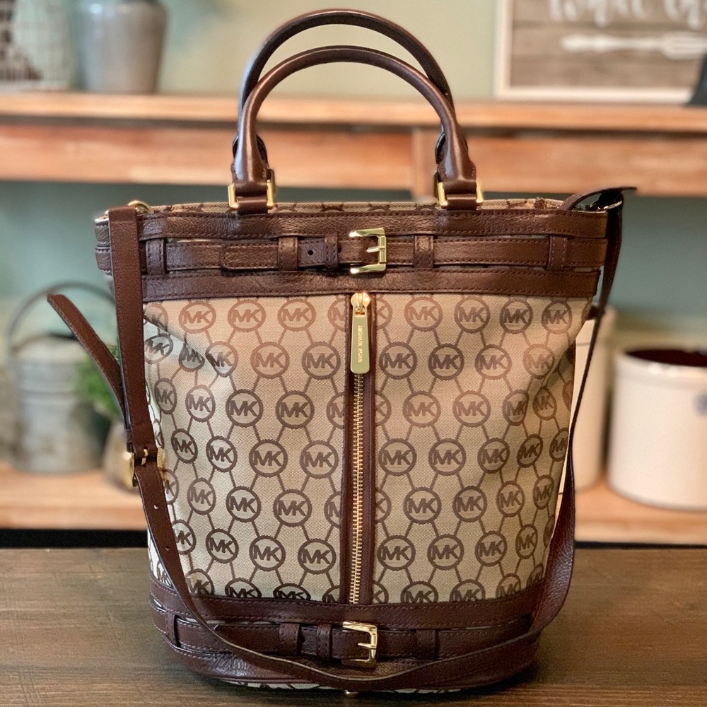 ✨SOLD✨NWOT Michael Kors bucket tote.